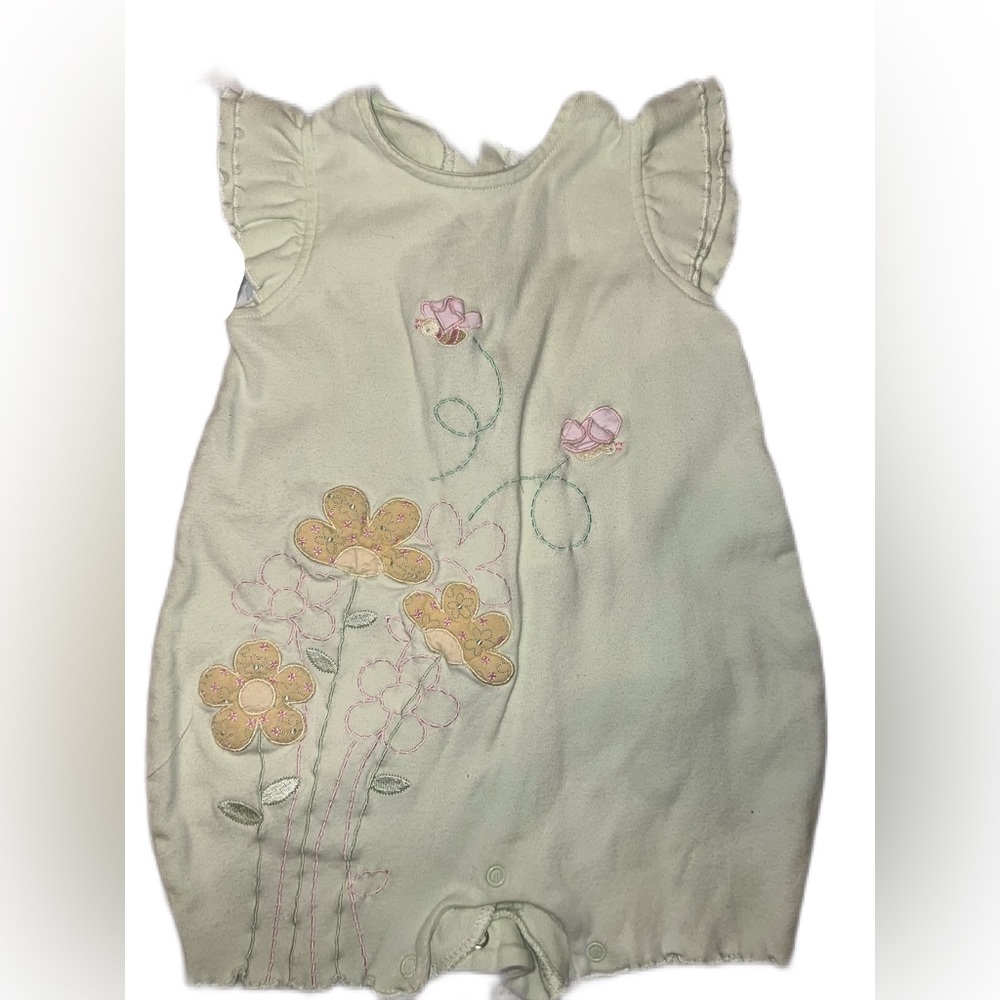 Pistachio light green romper with butterfly and bee pattern switching 🐝